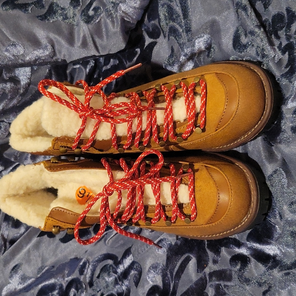 Size 9.5 womens Sugar boots